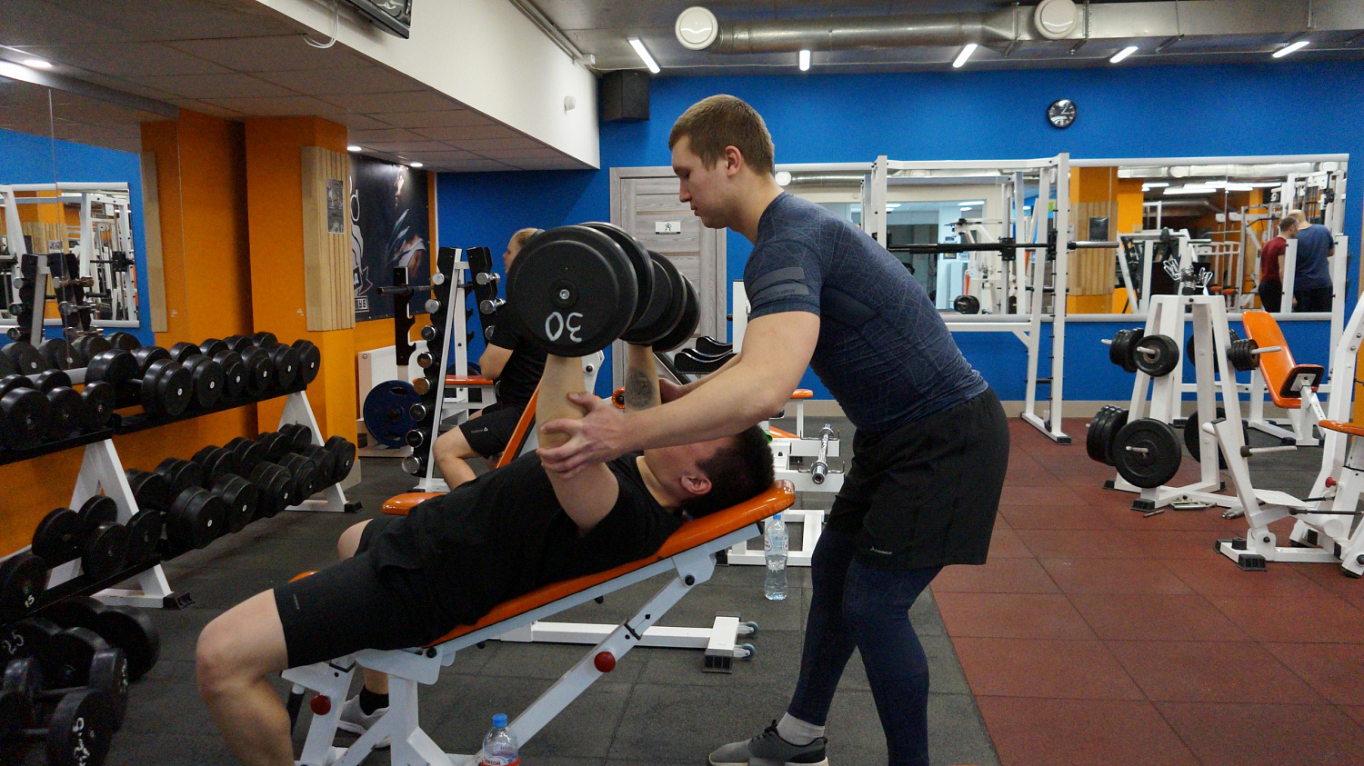 Фитнес-инструктор тренажерного зала / персональный тренер